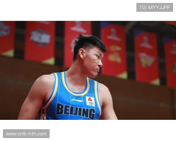 球迷不满范子铭顶薪表现，戏称其跪拜动作为“早年祝福”